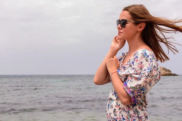 Fashionable girl on the beach — Stock Photo, Image