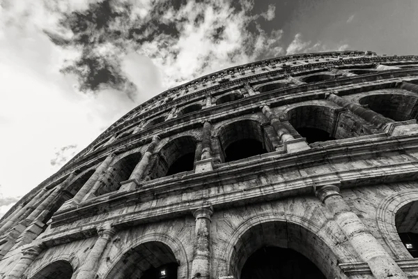 Coliseo. Construcción del anfiteatro más grande de todo el mundo antiguo . —  Fotos de Stock