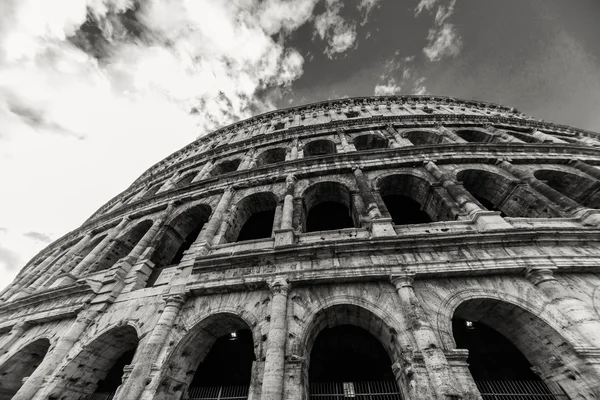 Ke Koloseu. Stavba největší amfiteátr ve starověkém světě. — Stock fotografie