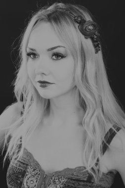 Hafif bir arka plan üzerinde kısa bir etek bir kız. Güzel ve genç birbayan. Güzel profesyonel makyaj.