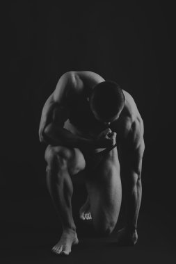 Karanlık bir arka plan üzerinde büyük vücut geliştirmeci