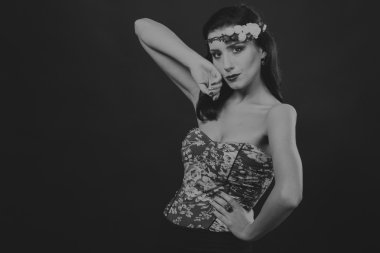 Çelenk takmış güzel bir kızın siyah beyaz portresi