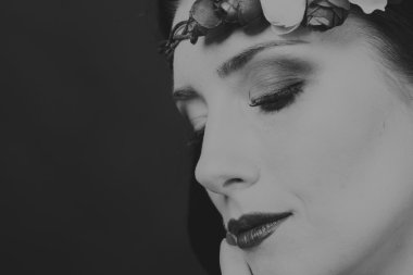 Çelenk takmış güzel bir kızın siyah beyaz portresi