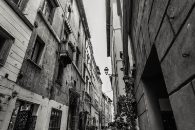 Konumlar Roma güzel bir şehirdir. İyi yolculuklar.