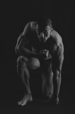 Karanlık bir arka plan üzerinde büyük vücut geliştirmeci