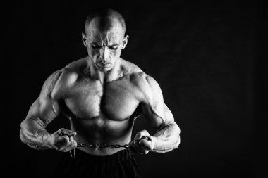 Farklı poz vücut geliştirmeci onların kas gösteren teşkil etmektedir. Karanlık bir arka plan üzerinde hata oluştu. Erkek gösteren kaslar zorlayarak. Güzel kas vücut atlet.