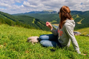 Kız bir dinlenme dağlarda vardır.