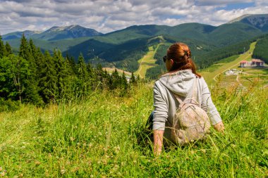 Kız bir dinlenme dağlarda vardır.
