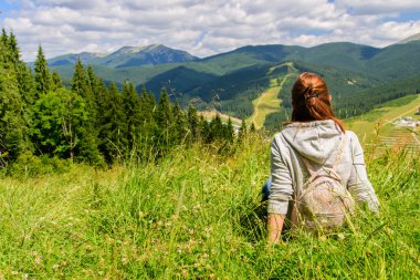 Kız bir dinlenme dağlarda vardır.