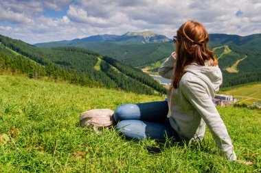 Kız bir dinlenme dağlarda vardır.