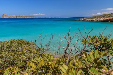 İle pitoresk koyda temiz mavi su