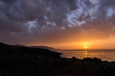 Deniz kıyısı üzerinde keyifli bir gün batımı