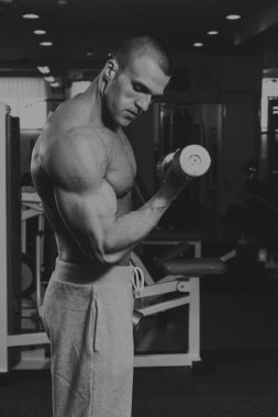 Eğitimli bir adam bir fitness Club