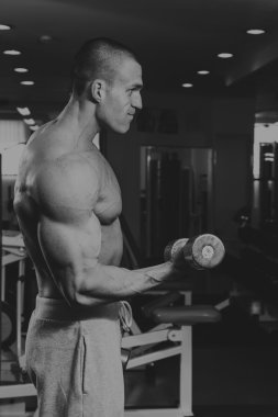 Eğitimli bir adam bir fitness Club