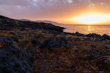 Deniz kıyısı üzerinde keyifli bir gün batımı