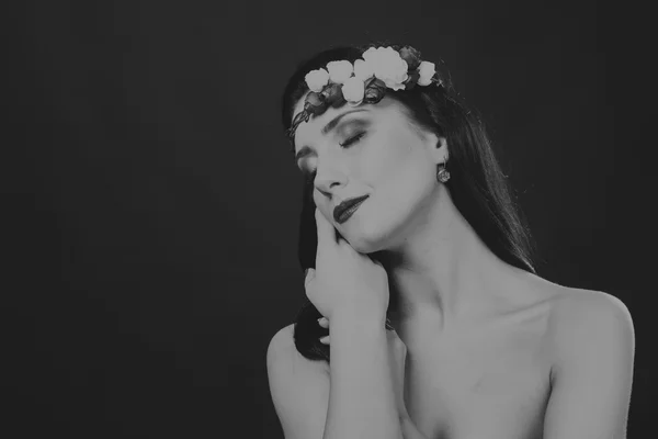 Black and white portrait of a beautiful girl in a wreath — Stock Photo, Image