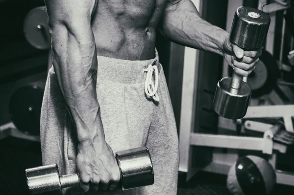 Képzési folyamat férfiak az edzőteremben — Stock Fotó