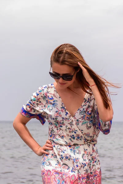 Fashionable girl on the beach — Stock Photo, Image