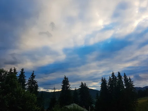 Hermosa naturaleza en las montañas — Foto de Stock