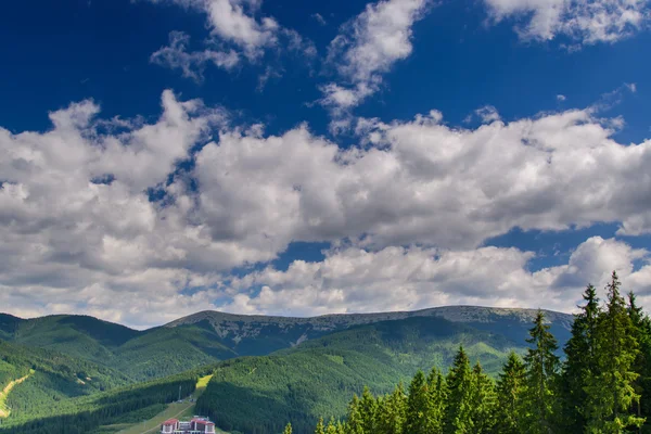 Bela natureza nas montanhas — Fotografia de Stock