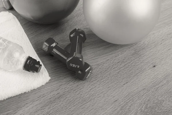 Fitness Ekipmanları bir tabloda bir siyah beyaz fotoğraf. — Stok fotoğraf