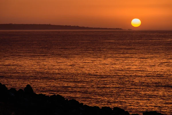 Una encantadora puesta de sol en la orilla del mar — Foto de Stock