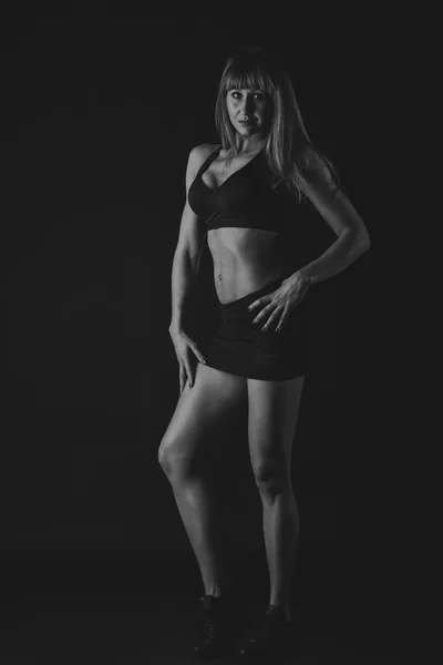 Fille de sport sexuelle sur noir — Photo