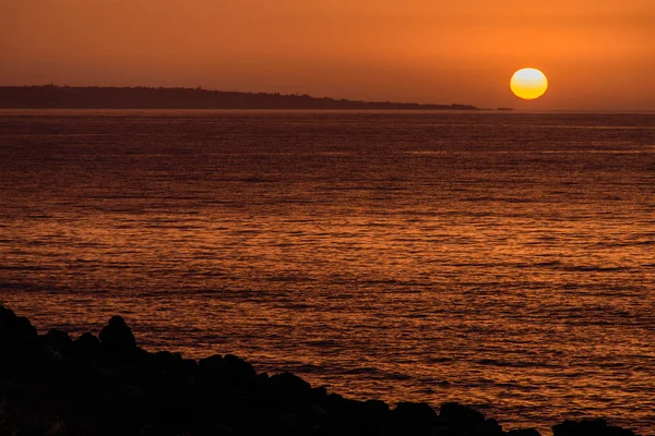 Un délicieux coucher de soleil sur le bord de la mer — Photo