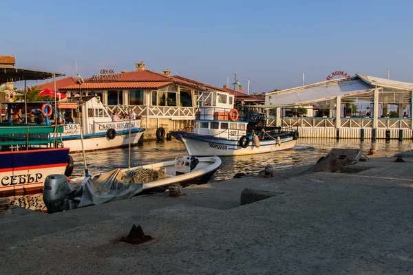 Nessebar schönen Hafen. schöne Jacht. — Stockfoto