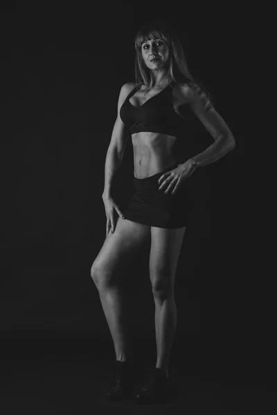 Сексуальна спортивна дівчина на чорному — стокове фото