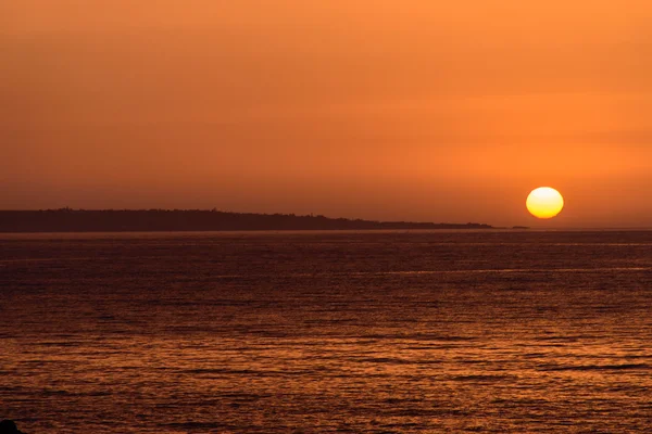 Una encantadora puesta de sol en la orilla del mar — Foto de Stock