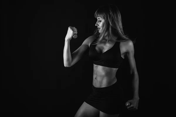 Mulher fitness com corpo muscular — Fotografia de Stock