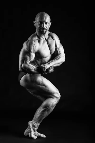 Bodybuilder montrant son dos et les muscles biceps, fitnes personnels — Photo