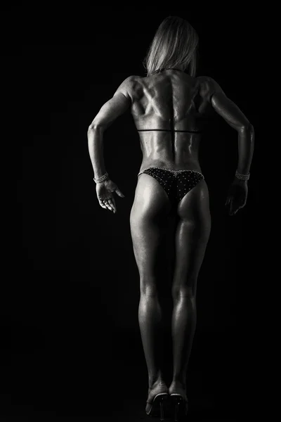 Femme de fitness sexy sur la photo noir et blanc . — Photo