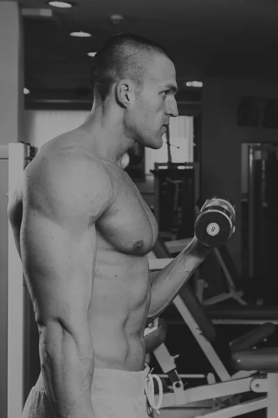 Un hombre entrenado en un gimnasio —  Fotos de Stock