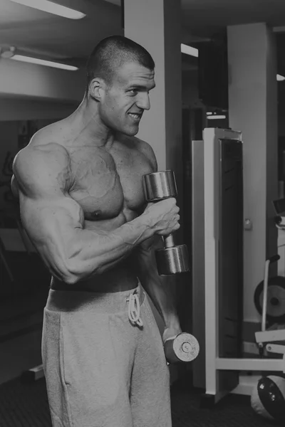 Un hombre entrenado en un gimnasio —  Fotos de Stock