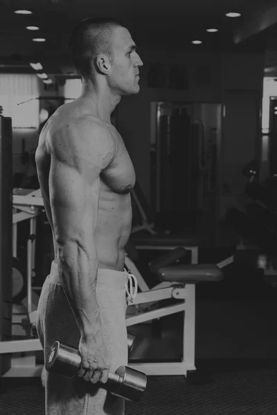 A trained man in a fitness club — Stock Photo, Image