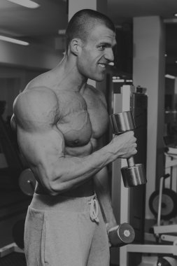 Eğitimli bir adam bir fitness Club