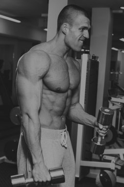 Eğitimli bir adam bir fitness Club