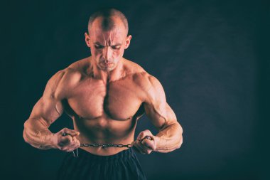 Siyah bir arka plan üzerinde kas, kabartma vücut vücut geliştiricisi. Siyah bir