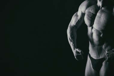 Zarif, erkeksi, kaslı vücut