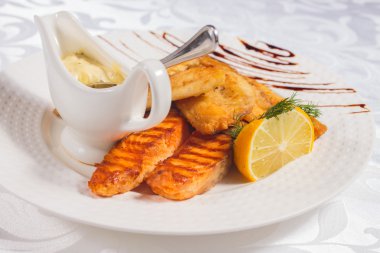 Kızarmış balık sosu ile bir plaka üzerinde