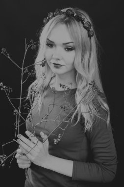 Çelenk takmış güzel bir kızın siyah beyaz portresi