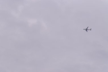 Kasvetli gökyüzüne düzlemde