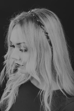 Çelenk takmış güzel bir kızın siyah beyaz portresi