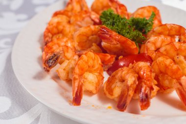 Kızarmış karides bir plaka üzerinde