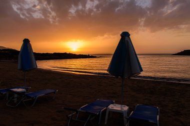 Sahilde güzel bir gün batımı
