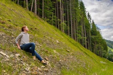 Kız bir dinlenme dağlarda vardır.
