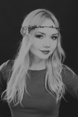 Çelenk takmış güzel bir kızın siyah beyaz portresi