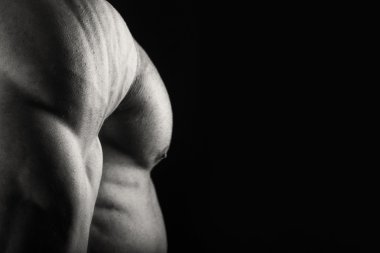 Siyah bir arka plan üzerinde kas, kabartma vücut vücut geliştiricisi. Siyah bir